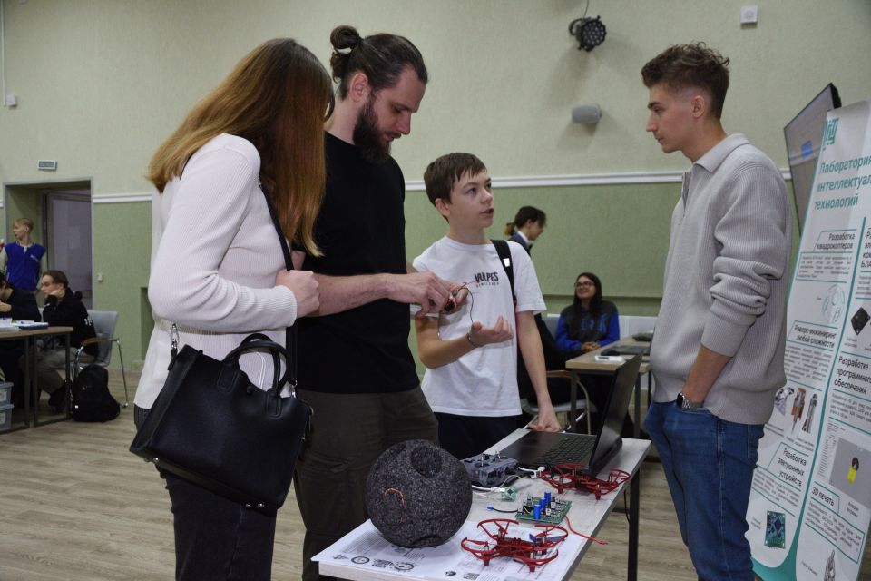 Студенты АПЭК посетили занятия по управлению БПЛА и VR