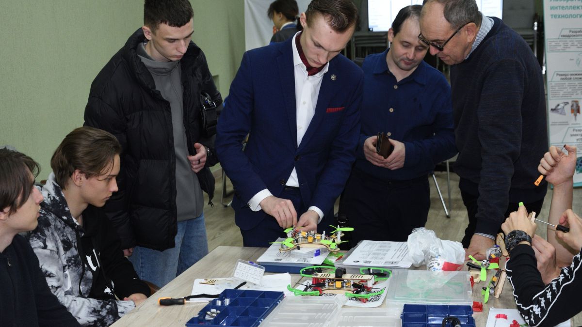 Студенты АПЭК посетили занятия по управлению БПЛА и VR