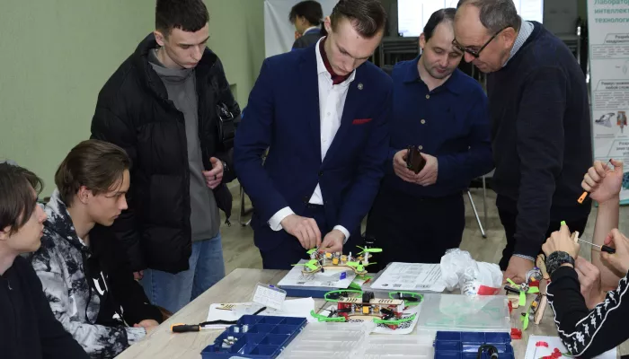 Студенты АПЭК посетили занятия по управлению БПЛА и VR