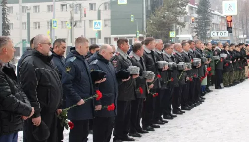 В Горно-Алтайске почтили память погибших на службе сотрудников МВД