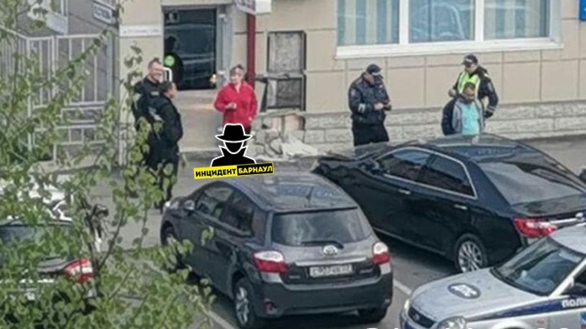 Автомобиль врезался в стену дома в Барнауле 