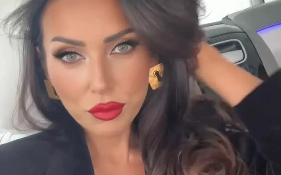 Алсу сменила прическу и стала похожа на Елену Воробей. Фото