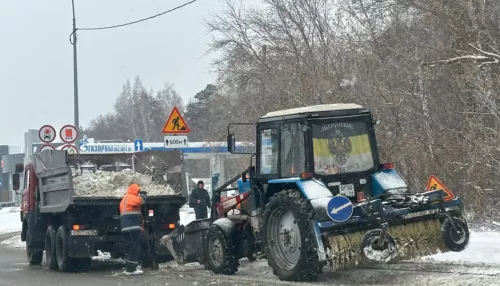 В Барнауле продолжают очищать дороги и дворы от снега и наледи: где ведутся работы