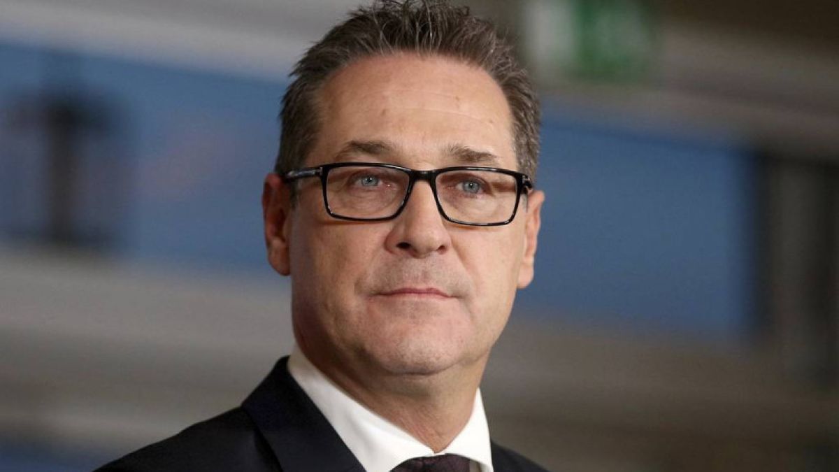 Вице-канцлер Австрии объявил об отставке из-за скандального видео с "россиянкой"