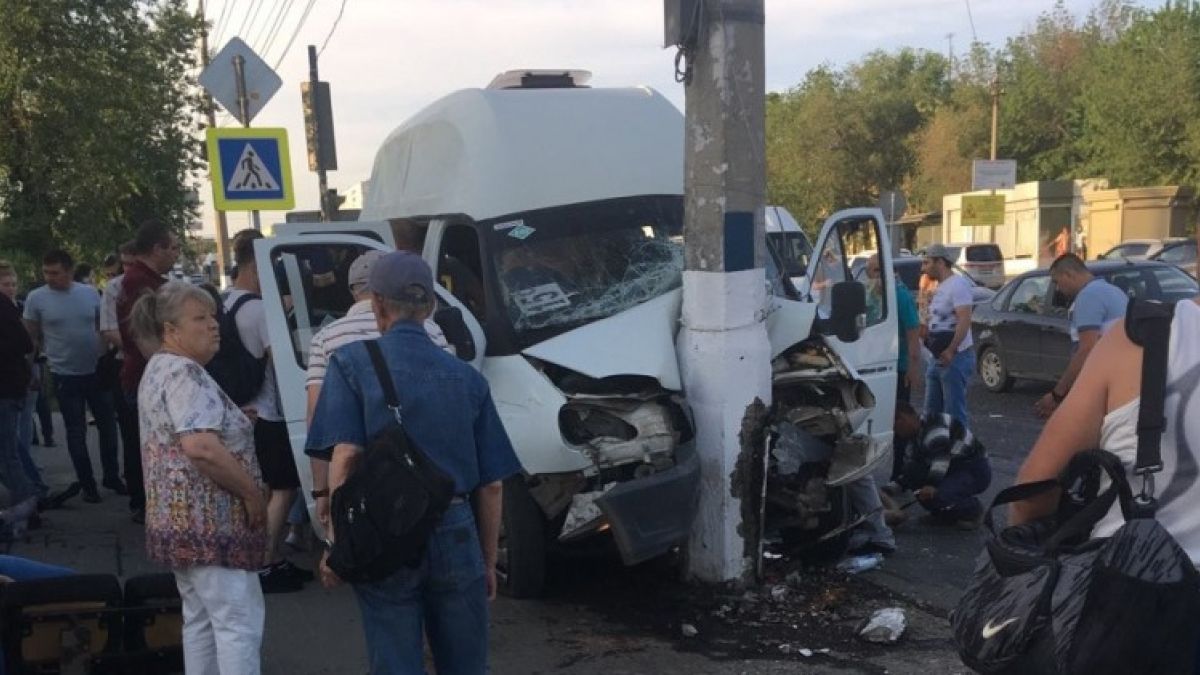 17 человек пострадали в Волгограде в ДТП с маршруткой и грузовиком 