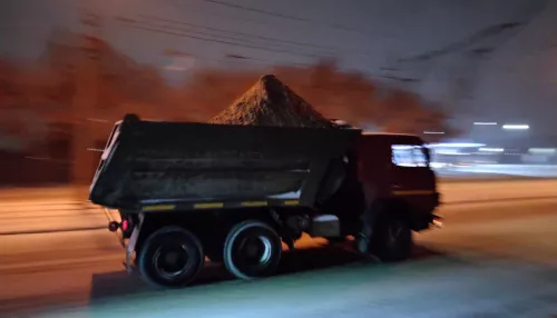 Более 1,8 тысячи кубометров за ночь: с улиц Барнаула начали вывозить снег