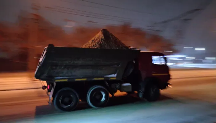 Более 1,8 тысячи кубометров за ночь: с улиц Барнаула начали вывозить снег