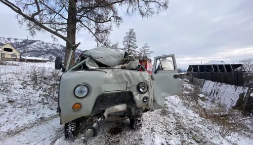 Один человек погиб, двое пострадали при столкновении Буханки с сараем в Усть-Коксе