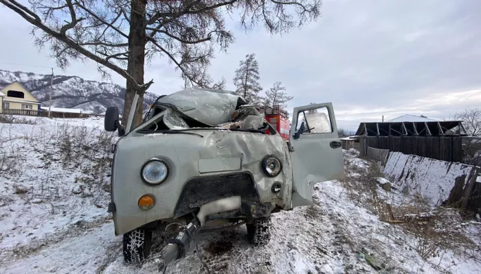 Один человек погиб, двое пострадали при столкновении Буханки с сараем в Усть-Коксе