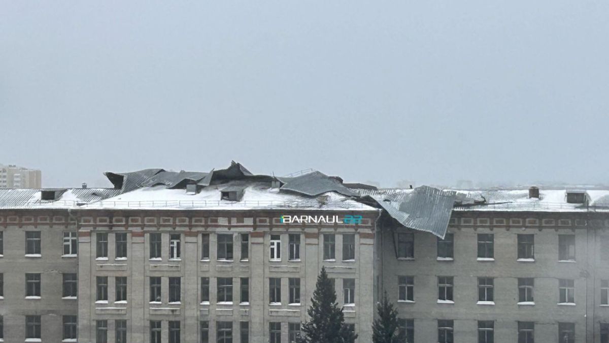 Повреждение кровли в Барнауле