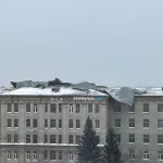 Ветер сорвал кровлю с крыши бывшего здания больницы в Барнауле