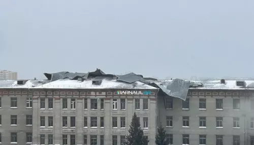 Ветер сорвал кровлю с крыши бывшего здания больницы в Барнауле