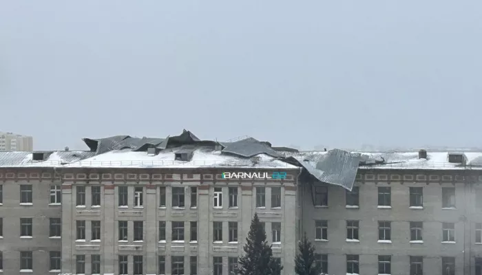 Ветер сорвал кровлю с крыши бывшего здания больницы в Барнауле