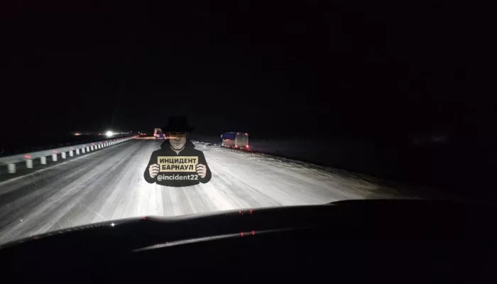 Очень скользко: автобус съехал в кювет на трассе в Алтайском крае