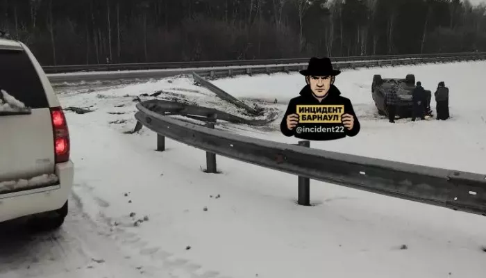 Автомобиль пробил ограждение и вылетел в кювет на Чуйском тракте в Алтайском крае