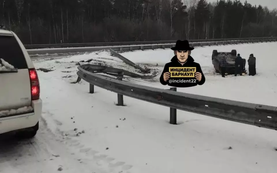 Автомобиль пробил ограждение и вылетел в кювет на Чуйском тракте в Алтайском крае
