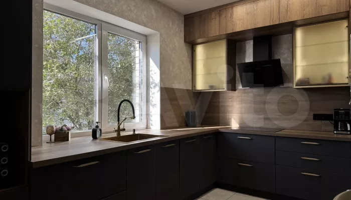 Трехэтажный коттедж продают в районе ВРЗ в Барнауле за 16,5 млн рублей