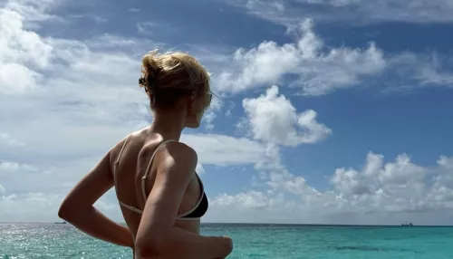 Саша Бортич продемонстрировала фигуру на отдыхе с возлюбленным