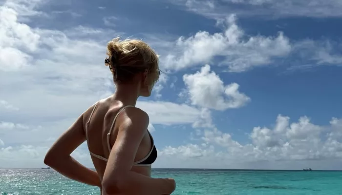 Саша Бортич продемонстрировала фигуру на отдыхе с возлюбленным