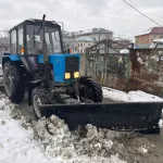 Сотня дорожников и более 70 единиц спецтехники убирают Барнаул от снега