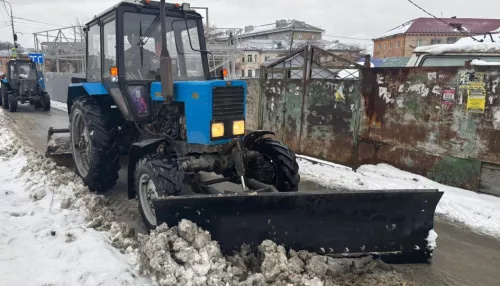 Сотня дорожников и более 70 единиц спецтехники убирают Барнаул от снега