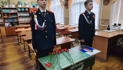Парту Героя в память о выпускнике открыли в школе Горно-Алтайска