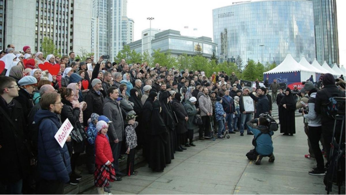 Около тысячи верующих пришли на место строительства храма в Екатеринбурге 