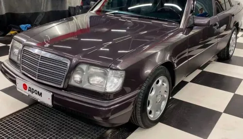 31-летний Mercedes в музейном состоянии продают в Барнауле за 3,1 млн рублей. Фото