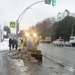 В Барнауле очищают дороги и тротуары от мокрого снега: где ведутся работы