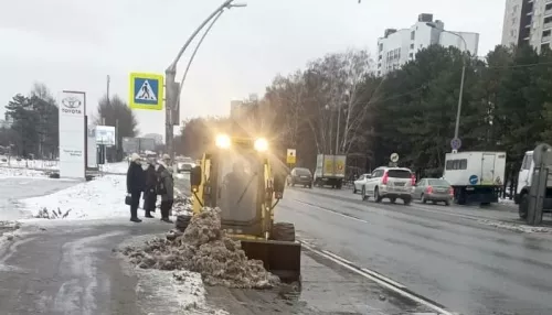 В Барнауле очищают дороги и тротуары от мокрого снега: где ведутся работы
