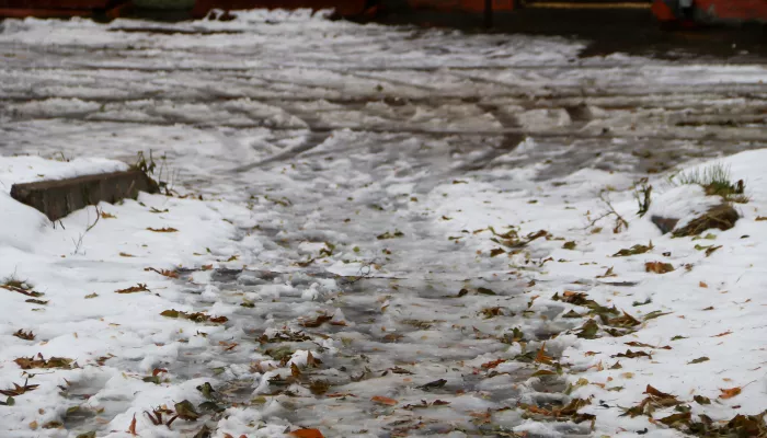 Сезон открыт: дворы Барнаула начали превращаться в снежное болото. Фото