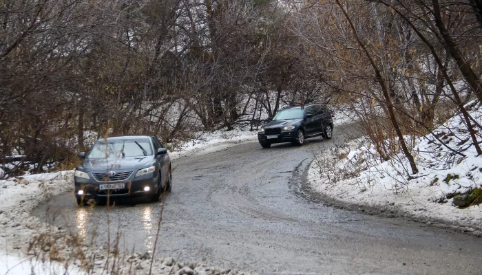 Шоу камикадзе: как барнаульцы испытывают судьбу на опасном серпантине Канатного. Фото