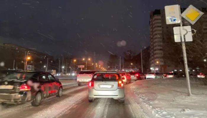Обменяю машину на снегоход: семибалльные пробки сковали Барнаул на фоне гололеда