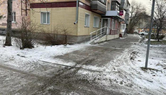 Скользкая дорожка: в Барнауле усиленно борются с гололедом