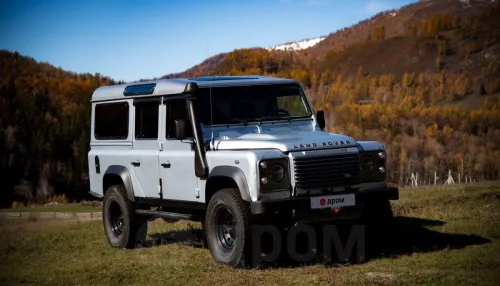 Серебристый Land Rover с турбодвигателем и силовым бампером продают в Горно-Алтайске