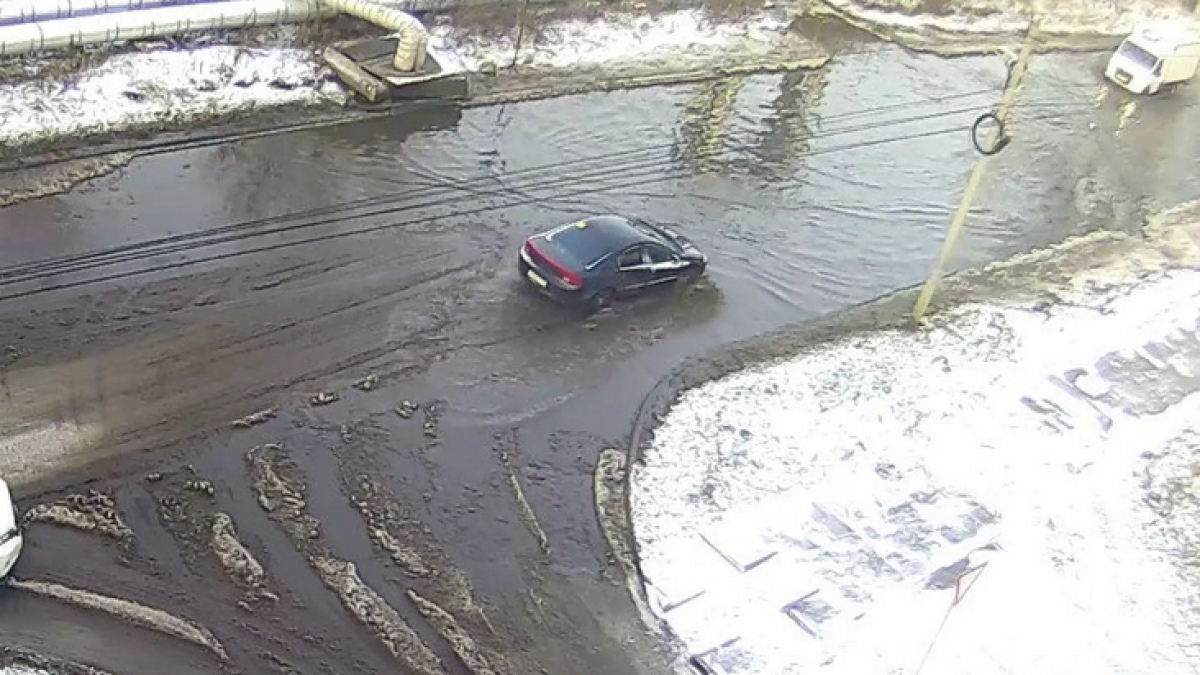 Лужи на улице Социалистической