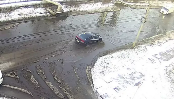 Авто тонут: бийчане пожаловались на водохранилище на улице Социалистической