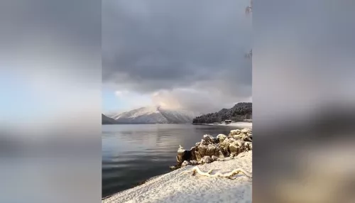 Зима близко: берега Телецкого озера в Алтайском заповеднике засыпало снегом