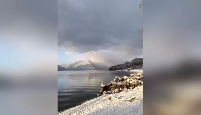 Зима близко: берега Телецкого озера в Алтайском заповеднике засыпало снегом