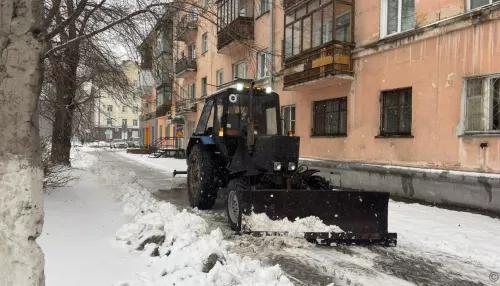 Дорожники очищают улицы Барнаула от снега: где окончены и ведутся работы