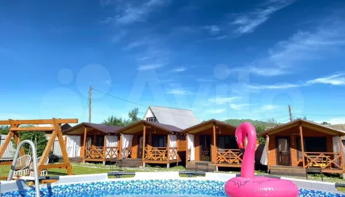 Участок с коттеджем и мини-гостиницей продают в Горном Алтае за 35 млн рублей. Фото