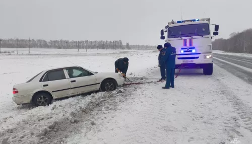 Спасатели предупреждают о сложной обстановке на дорогах Алтайского края