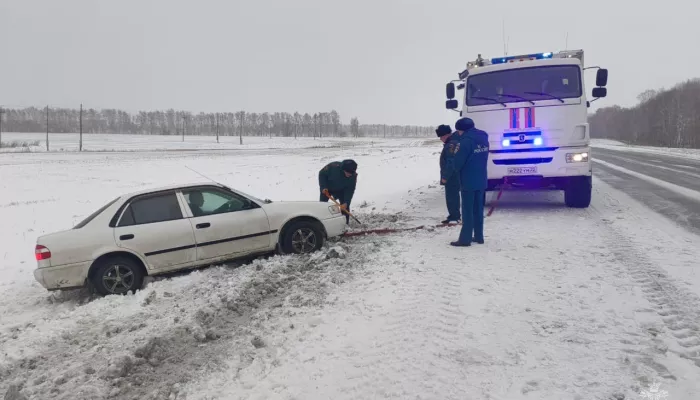 Спасатели предупреждают о сложной обстановке на дорогах Алтайского края