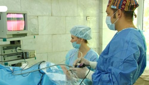 Шесть операций в день: барнаульские травматологи рассказали о своей работе