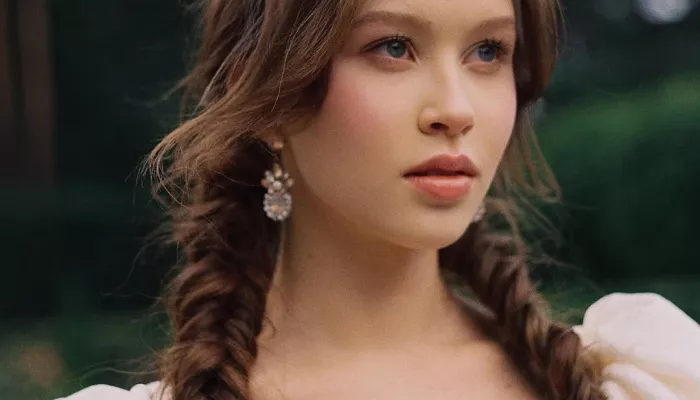 Анна Пересильд впервые ответила на волну хейта после выхода Алисы в Стране чудес