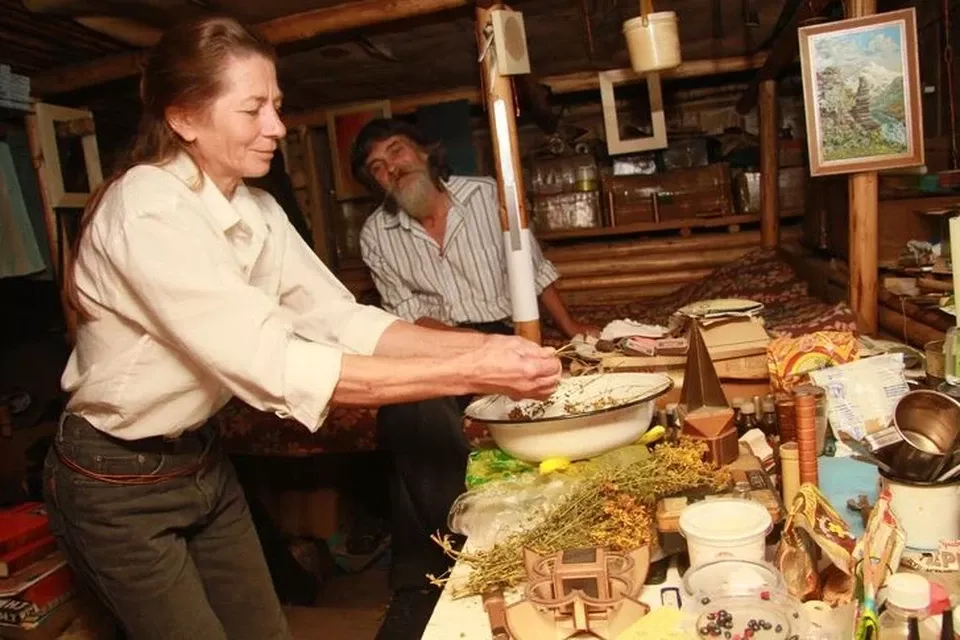 Как живут алтайские отшельники после того, как сын покинул землянку