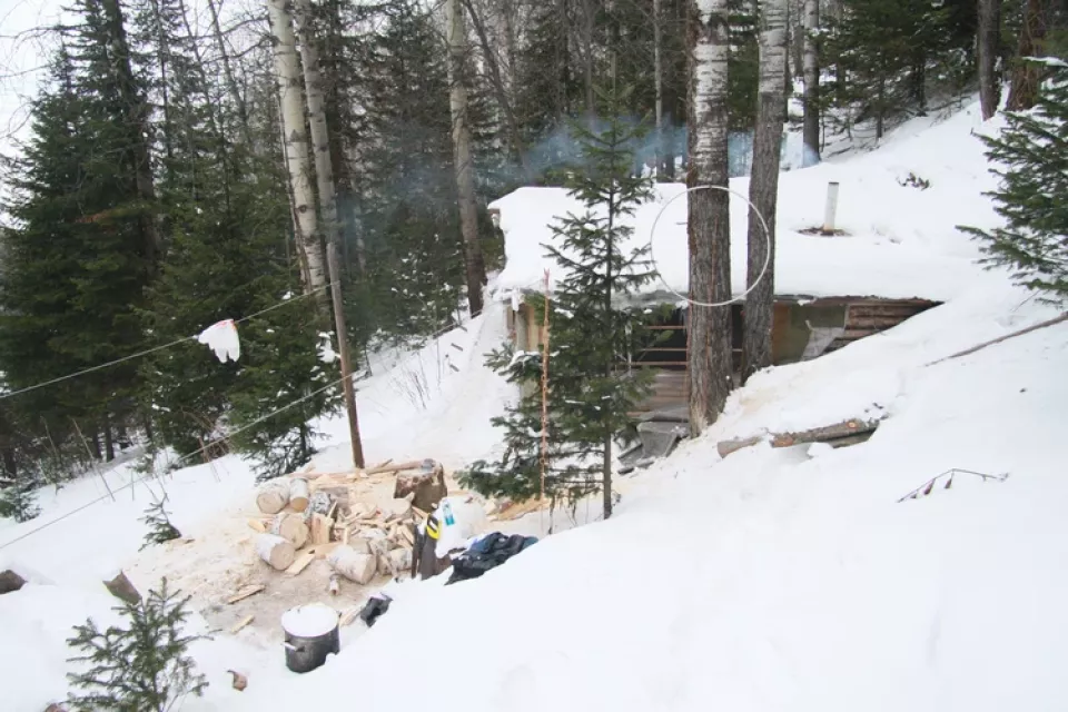 Как живут алтайские отшельники после того, как сын покинул землянку