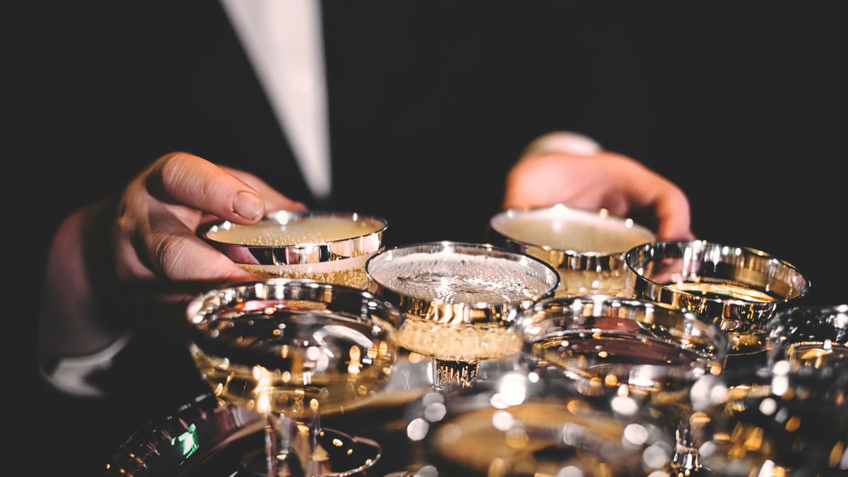 Новый год многие не представляют без бокала игристого