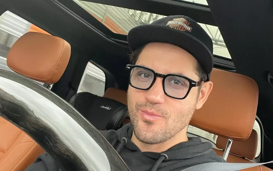 Звезда Кухни покинул Россию после развода с женой-актрисой. Фото