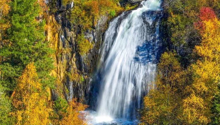 Алтайский заповедник показал, как водопад Корбу меняется в разное время года. Фото